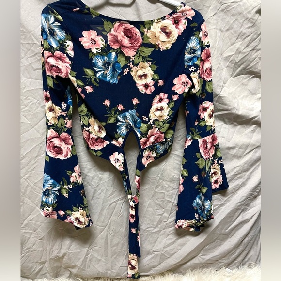 Cropped Floral Flared Sleeve Long Sleeve Shirt Size Small - Picture 2 of 4
